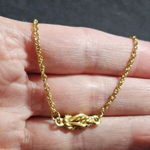 Gold tone knotted charm bracelet 9"